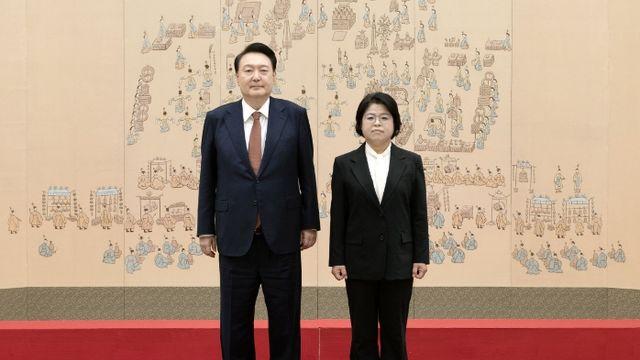 윤석열 대통령, 신임 헌법재판관 임명장 수여