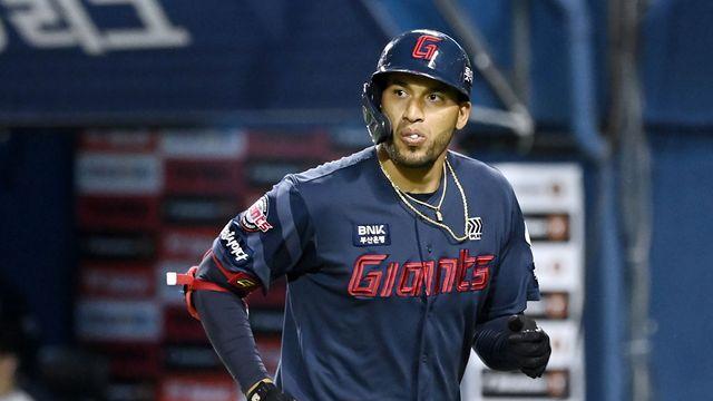 레이예스 '200안타' 터졌다! 사직 만원 관중 앞 대기록 작성...서건창 기록까지 '-2' 안타 [부산 현장]