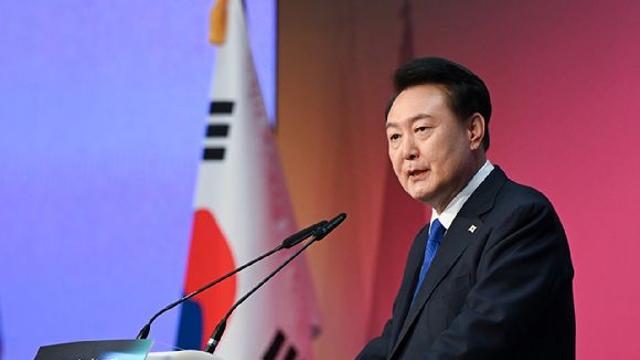 [여의뷰] 임기 반환점에 지지율 절벽 …'尹, 지지율 인식 위험' 경고