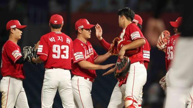 ‘5위 결정전’ 성사 가능성까지…가을야구 티켓 주인 모른다, KT·SSG 나란히 승리