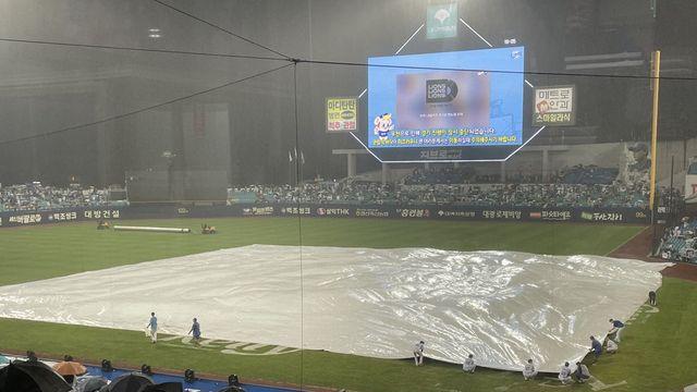 때아닌 폭우의 기습…대구 LG-삼성전, 우천 중단→대형 방수포 설치 [대구 현장]