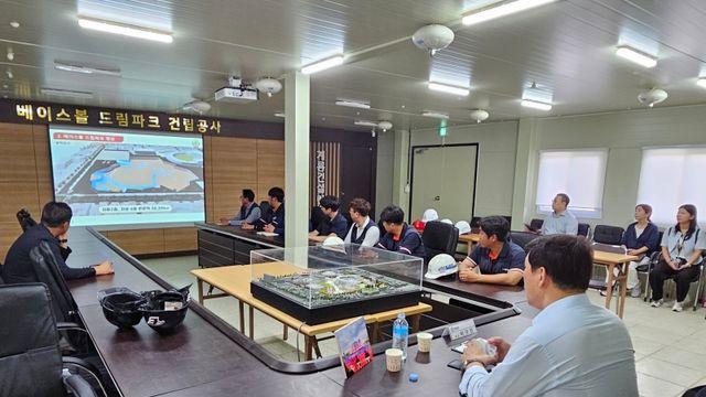 KBO 허구연 총재, '내년 2월 준공 목표' 대전 신축구장 현장 방문 및 점검