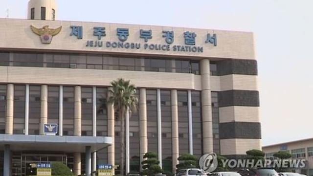 같은 버스 탔던 20대 여성 뒤따라가 흉기 휘두른 10대