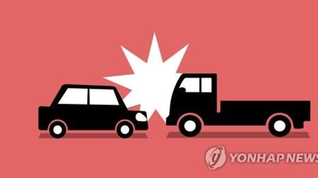 제주서 물류 배송트럭·승용차 부딪쳐…2명 부상