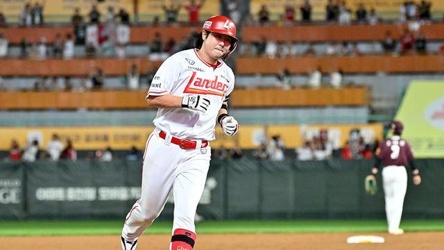 'KBO 최초 5위 결정전, 스타가 이끈다' SSG 최정, 시즌 36·37호 연타석 홈런 '쾅쾅' [인천 라이브]