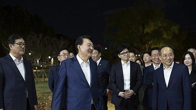 당정 지지율 동반 추락에 위기감 고조…