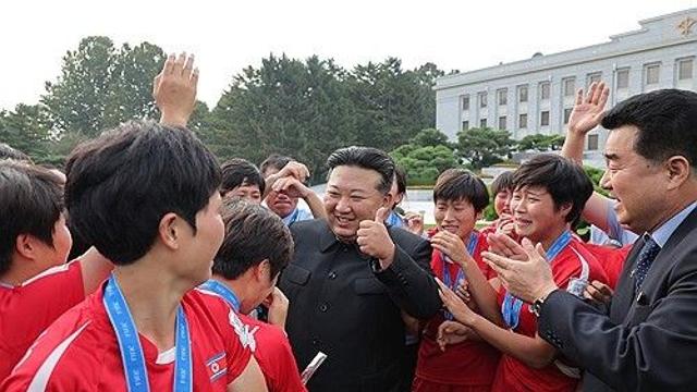 김정은, U-20 우승 여자축구팀 만나 '엄지척'…