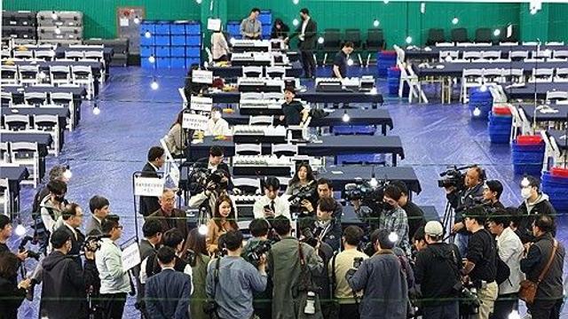 총선 투표율, 50대 이상 올랐고 40대 이하 내렸다…꼴찌는 20대