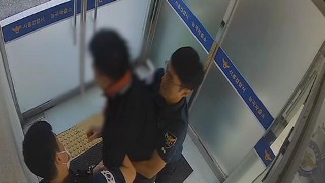 쇼크로 파출소 앞서 쓰러진 50대, 경찰관 '하임리히법'에 생존