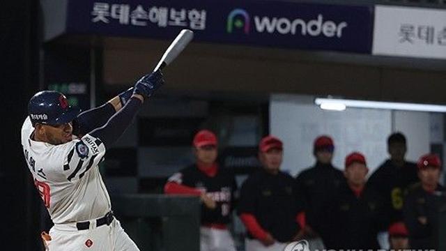 롯데 레이예스, 마지막날 201번째 안타 '쾅'…최다안타 타이