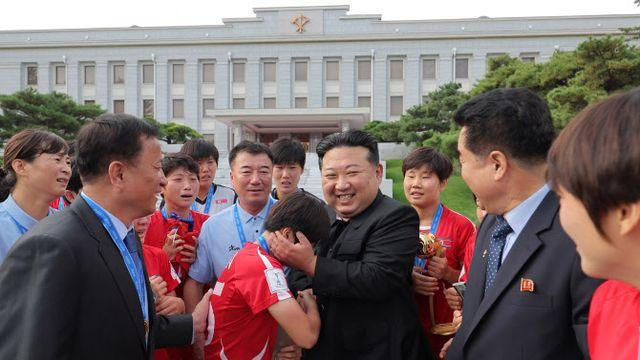 “온나라에 희열”…김정은, U-20 우승 北 여자축구팀 격려