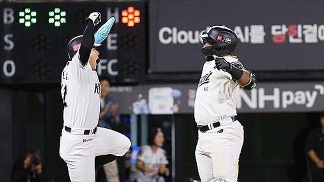 kt, SSG 꺾고 와일드카드 결정전 진출…로하스 2홈런 대폭발