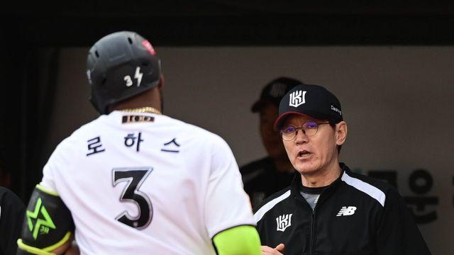 이강철 감독, 로하스 솔로포 좋아!