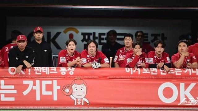 멀어지는 가을 야구에 굳어진 SSG 더그아웃
