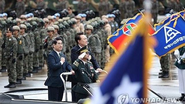 尹대통령, 첫선 보인 '괴물' 현무-5 사열…전략사령부 부대기 수여