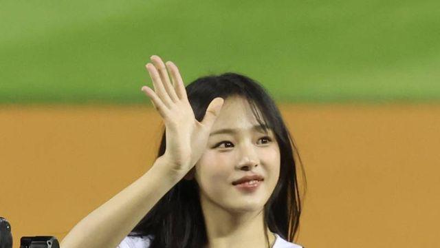 '두린이' 뉴진스 민지, 시구에 직관까지 '찐팬 인증'…뉴진스 안무에 잠실이 '들썩'