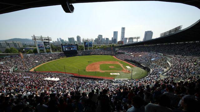 늦게 열려도 걱정 없다...두산-KT 와일드카드 1차전, 잠실 2만 3750표 전석 매진 [IS 잠실]