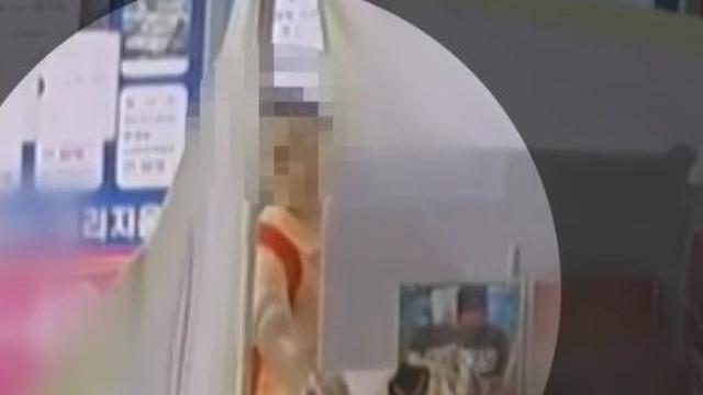 문 닫은 가게 안으로 손을 '쓱'…순식간에 휴대폰 4대 훔쳐가