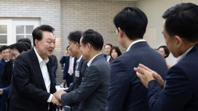 尹, 與 원내지도부와 만찬…원외 인사 韓은 불참(종합)