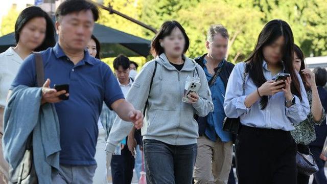 [오늘의 날씨] “겉옷 챙기세요”···찬바람에 ‘쌀쌀’한 출근길