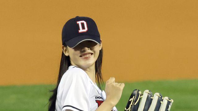 뉴진스 민지, 시구 성공적으로 선보여… 네일 연장까지 없앤 열정 [왓IS]