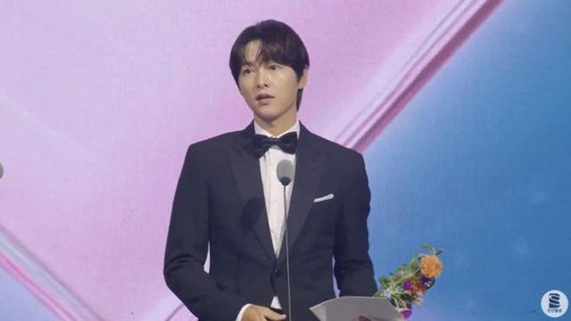 [29th BIFF] 송중기·임지연, 부일영화상 조연상 “사랑하는 가족에게 감사”