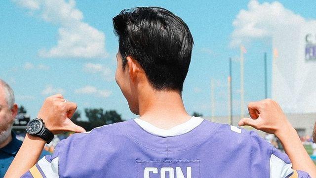 '손흥민 깜짝 변신' NFL 유니폼도 잘 어울리네…헝가리 원정 불참→런던서 '미식축구 레슨'