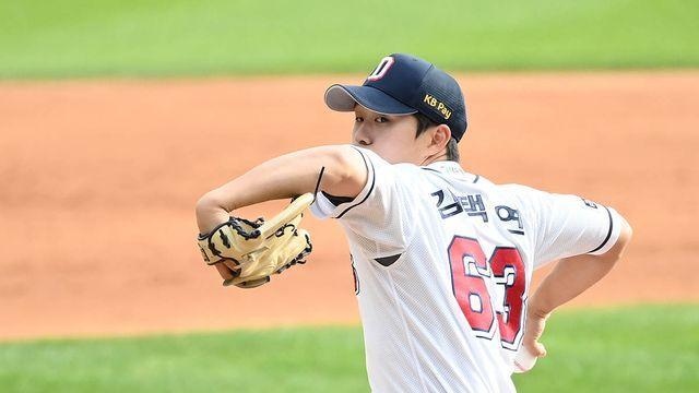 연습투구 백네트 날리고 2⅓이닝 무실점…김택연 PS 데뷔전 '불꽃투', 두산의 희망이다 [WC2]