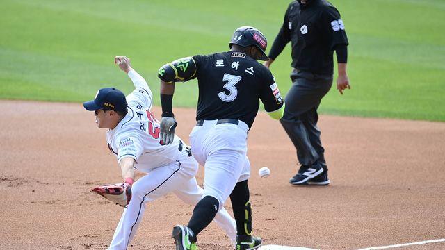 땅볼→2루 진루→'수비방해' 아웃?…'이강철 감독 화났다' 로하스 왜 그대로 아웃됐나 [WC2]
