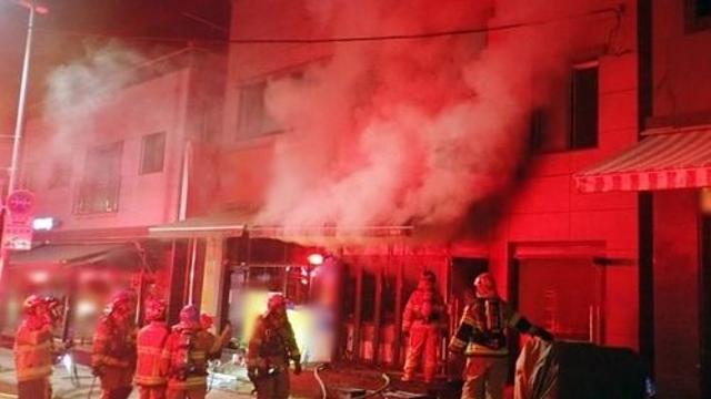 대전 상가 건물 화재 잇따라…1명 구조·1명 화상