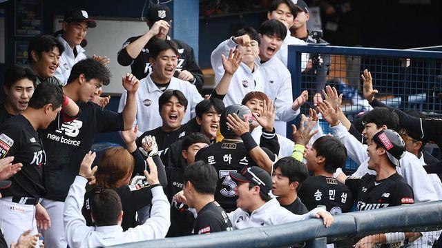 'KT가 해냈다!' 사상 첫 5위의 업셋…2G 연속 두산 '무실점' 완파+준PO 진출→작년 KS 상대 LG 만난다 [WC2]