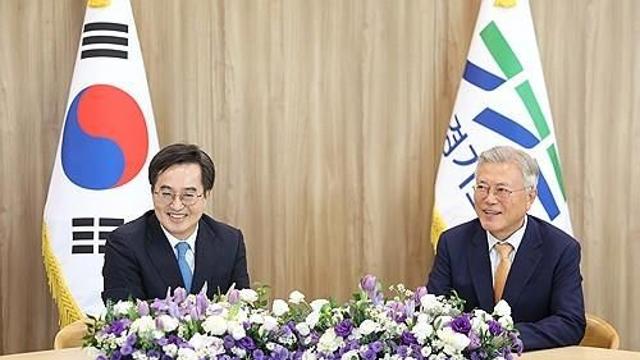 문재인 전 대통령, 경기도청 깜짝 방문 