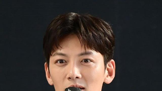 '강남-비사이드' 감독 