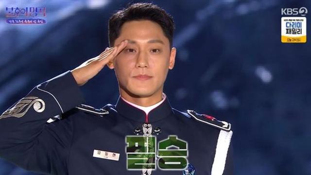 “임지연 본방사수” 이도현, 영화 속 한 장면 같은 군복 자태.. 진행도 잘하네(‘불명’)