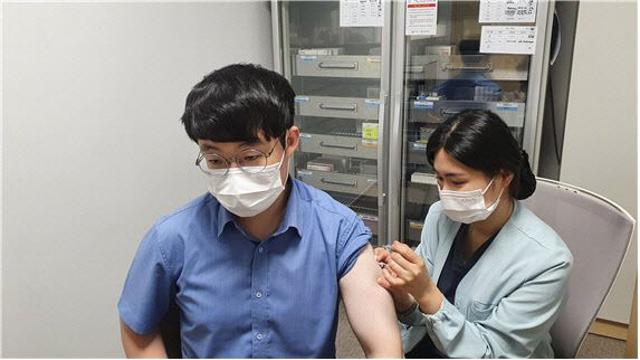 “독감 걱정, 주사 한 방으로 날려버리세요”