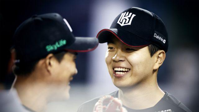 '한 이닝 3구 3아웃이라니' KT 손동현,  PS 최초 진기록 작성 [준PO 1]
