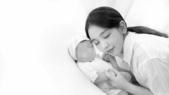백아연, 붕어빵 딸과의 첫 사진 공개…따뜻한 모정 드러내