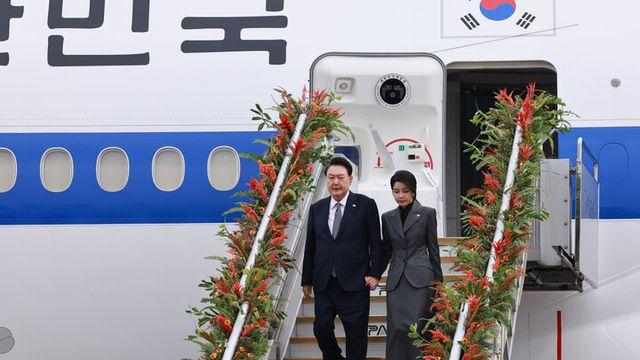 필리핀 도착한 윤 대통령 부부,  ‘한국전 참전 기념비’ 헌화...동포 만찬 간담회 참석