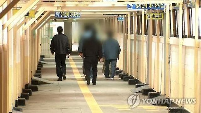 소란 제지하는 교도관에 생수통 던진 재소자…징역 1년 추가