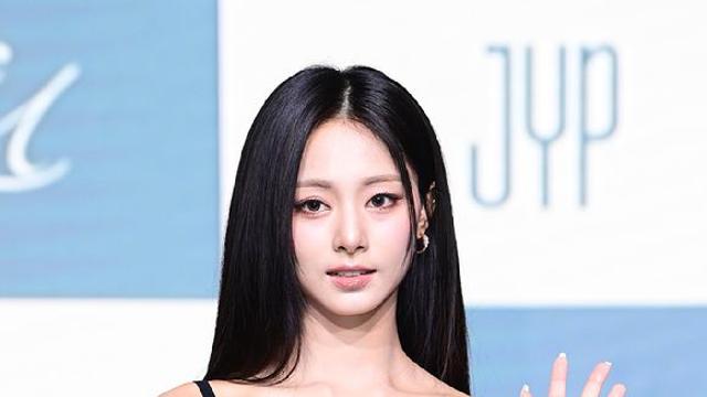 트와이스 쯔위, 첫 솔로 통했다…美 빌보드 차트인+초동 33만