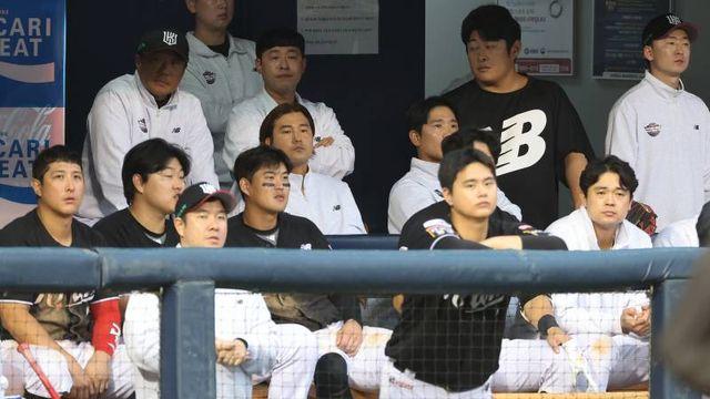 아쉬운 실책에 '가을야구 연승 끝' KT, 