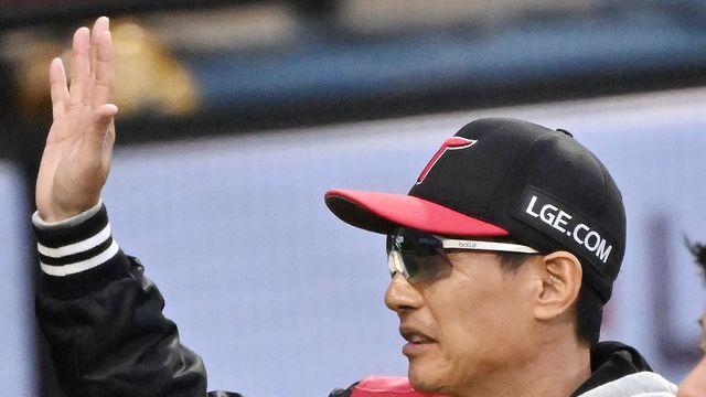 치고, 뛰고, 던지고, 막고 다 됐다…염경엽 감독 