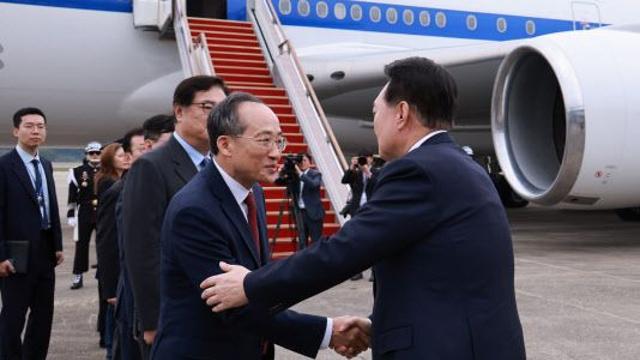 윤석열 대통령 부부, 동남아 3국 순방차 출국…아세안정상회의 참석
