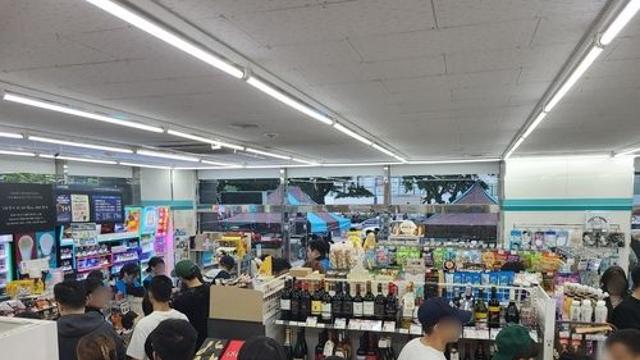 한강 불꽃축제에 편의점 '함박웃음'…방문객수 100배 늘어