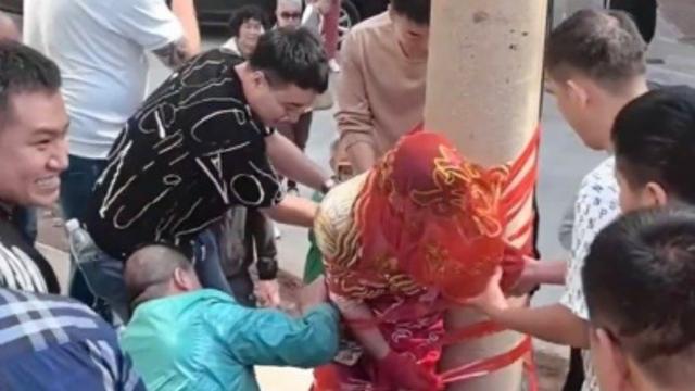 신랑 친구들이 신부 테이프로 칭칭 감아 전봇대에...누리꾼 