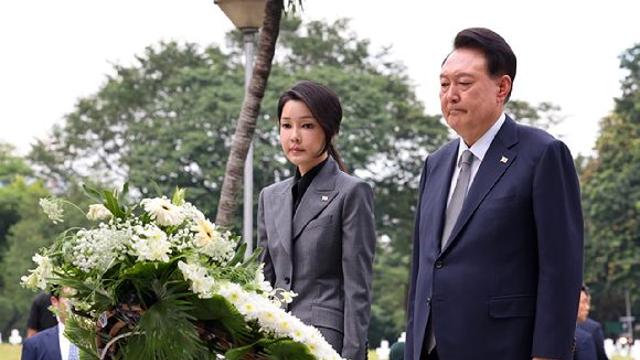 尹, 필리핀 공식일정 돌입…한국전 참전기념비 헌화