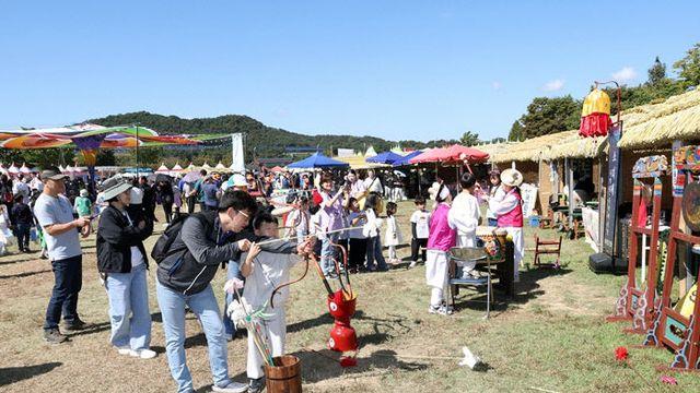 안성시 남사당 바우덕이 축제 관광객 문전성시