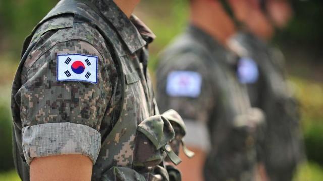 자기 발에 총 쏜 20대 군인 '집유'…