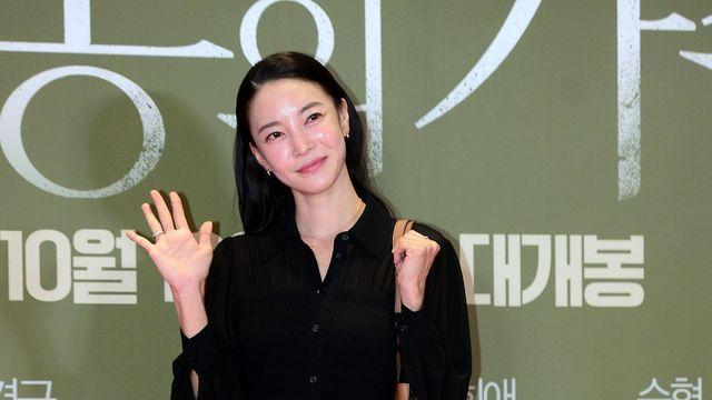 윤지, 블랙 원피스~