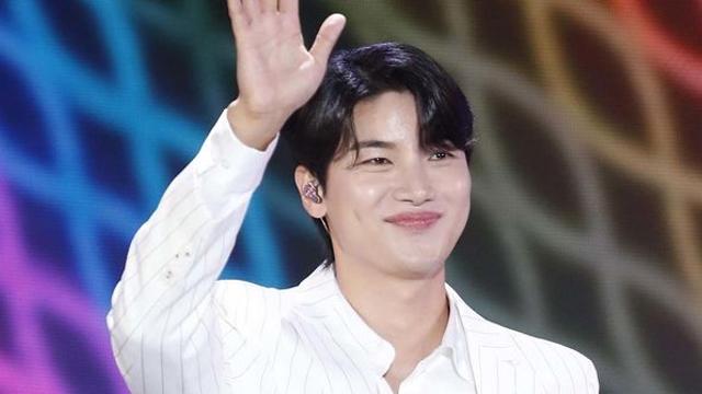 유명 가수 “돌아가신 부모님 대신 누나 2명이 나를 키웠어요” 고백